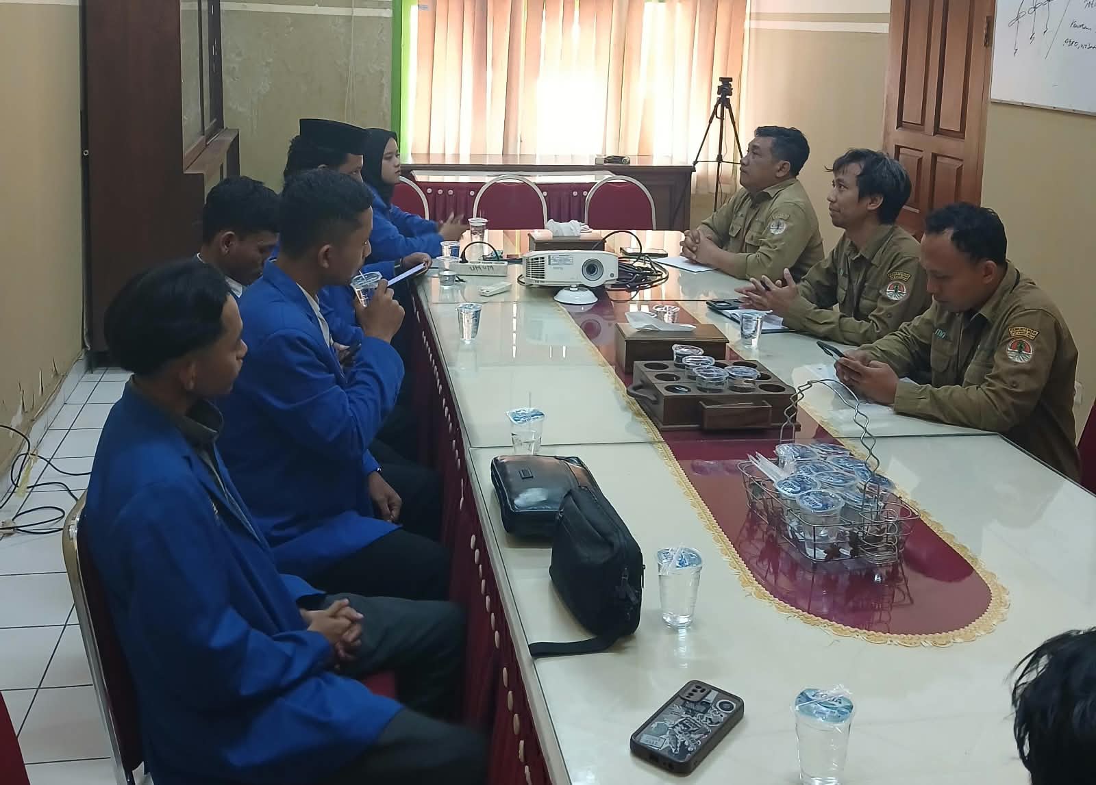 Pengurus Cabang Pergerakan Mahasiswa Islam Indonesia (PC PMII) Bojonegoro saat melakukan audiensi dengan KPH Padangan, Selasa (15/9/2026), membahas kasus Suginanto, pemanfaatan kawasan hutan, serta persoalan kesejahteraan masyarakat yang menggantungkan penghidupannya dari hutan.