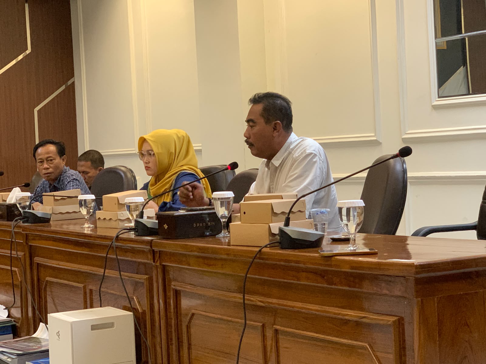 Anggota Komisi A DPRD Bojonegoro, Sudiyono, S.H., saat menyampaikan pandangannya dalam rapat kerja terkait persoalan status tanah eks SDN Setren III, Kecamatan Ngasem, Rabu (16/9/2026).