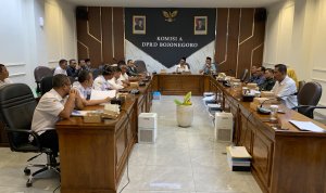 Rapat kerja Komisi A DPRD Bojonegoro membahas persoalan status tanah eks SDN Setren III Kecamatan Ngasem, Rabu (16/9/2026). Rapat kerja Komisi A DPRD Bojonegoro membahas persoalan status tanah eks SDN Setren III Kecamatan Ngasem, Rabu (16/9/2026).