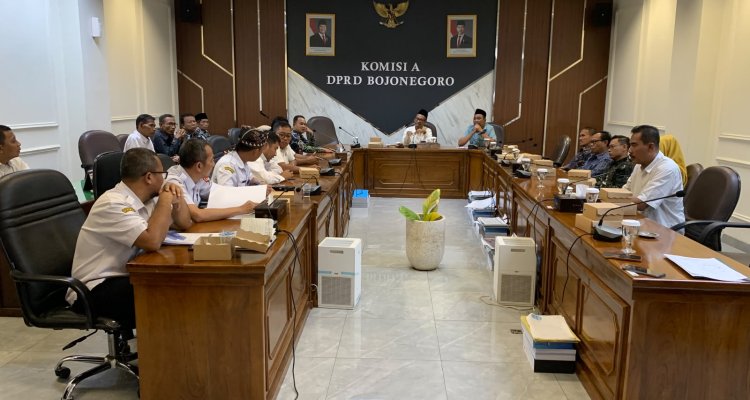 Rapat kerja Komisi A DPRD Bojonegoro membahas persoalan status tanah eks SDN Setren III Kecamatan Ngasem, Rabu (16/9/2026).