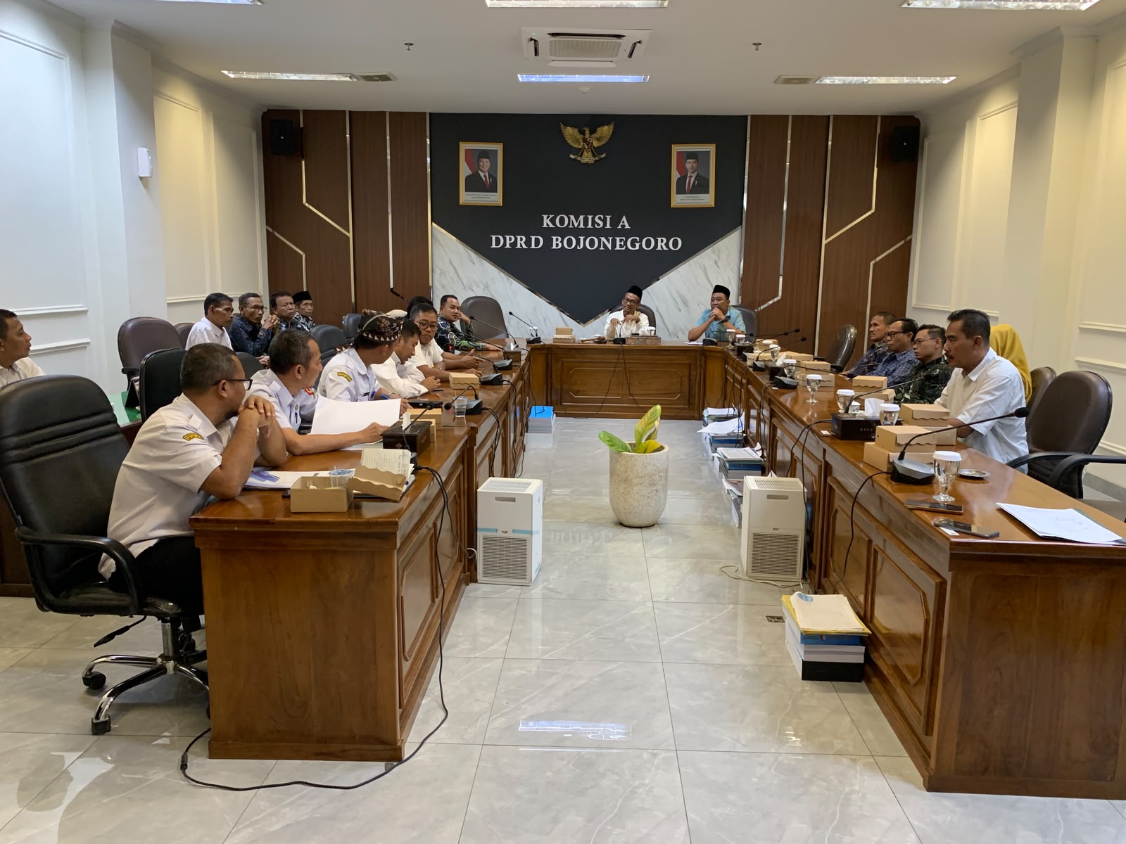 Rapat kerja Komisi A DPRD Bojonegoro membahas persoalan status tanah eks SDN Setren III Kecamatan Ngasem, Rabu (16/9/2026).