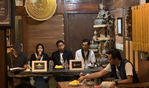 Aktivis muda bersama budayawan pergerakan saat mengikuti diskusi “Merobek ’98, Arsip ’98” di Bojonegoro, Selasa (15/9/2026).
