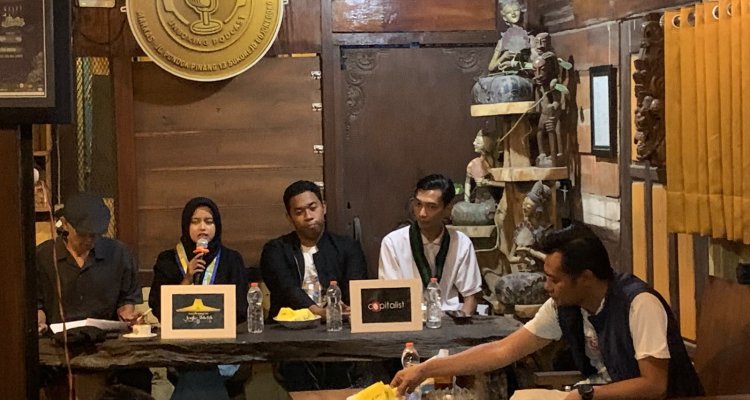 Aktivis muda bersama budayawan pergerakan saat mengikuti diskusi “Merobek ’98, Arsip ’98” di Bojonegoro, Selasa (15/9/2026).
