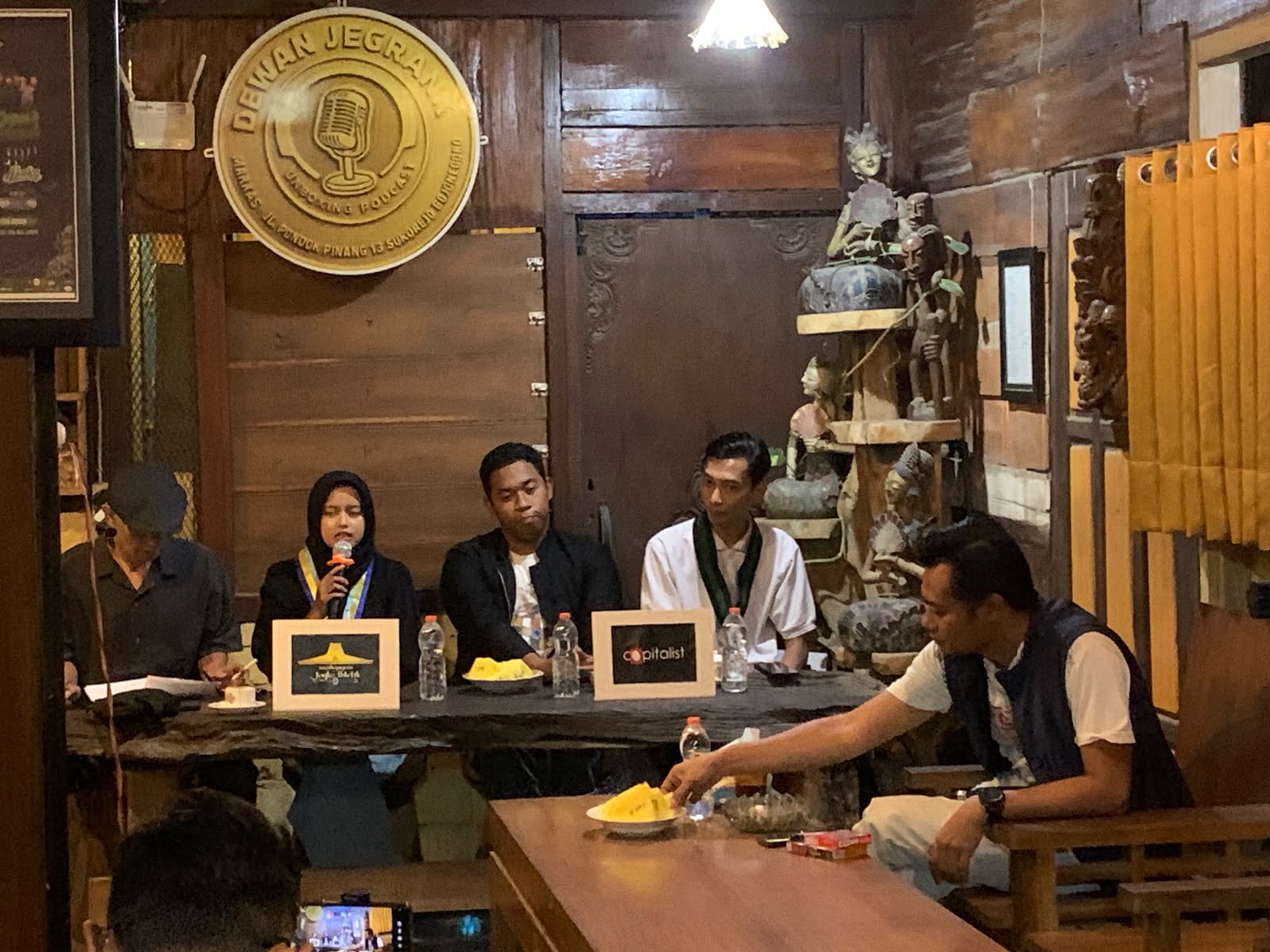 Aktivis muda bersama budayawan pergerakan saat mengikuti diskusi “Merobek ’98, Arsip ’98” di Bojonegoro, Selasa (15/9/2026).