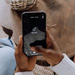Ilustrasi penggunaan TikTok dan fenomena self-diagnosis melalui konten kesehatan di media sosial.