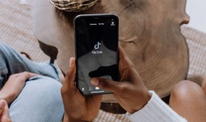 Ilustrasi penggunaan TikTok dan fenomena self-diagnosis melalui konten kesehatan di media sosial.