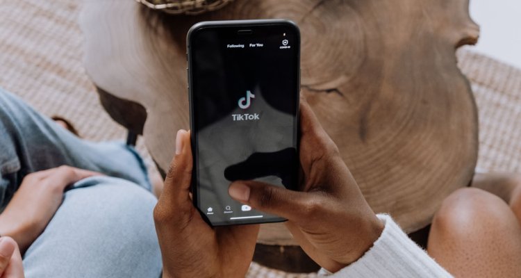 Ilustrasi penggunaan TikTok dan fenomena self-diagnosis melalui konten kesehatan di media sosial.
