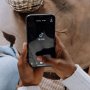 Ilustrasi penggunaan TikTok dan fenomena self-diagnosis melalui konten kesehatan di media sosial.