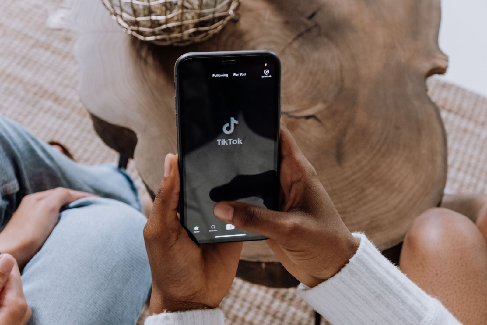 Ilustrasi penggunaan TikTok dan fenomena self-diagnosis melalui konten kesehatan di media sosial.