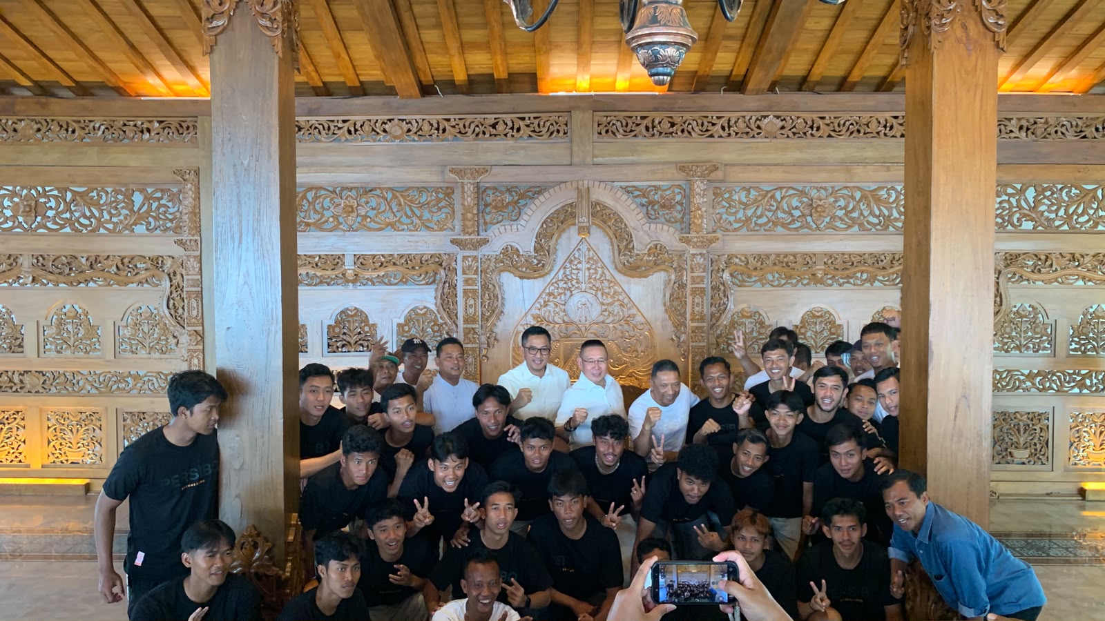 Wihadi Wiyanto berfoto bersama pemain, tim pelatih dan official Persibo Bojonegoro usai acara perkenalan Presiden Klub, Jumat (18/9/2026).