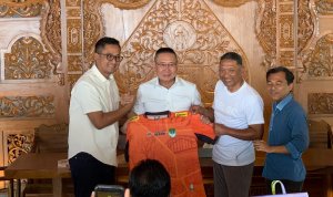 Wihadi Wiyanto bersama Eko Setyawan memperlihatkan jersey Persibo Bojonegoro dalam acara perkenalan Presiden Klub di kediaman Wihadi, Jumat (18/9/2026).