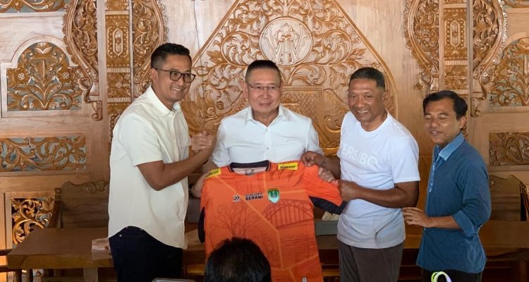 Wihadi Wiyanto bersama Eko Setyawan memperlihatkan jersey Persibo Bojonegoro dalam acara perkenalan Presiden Klub di kediaman Wihadi, Jumat (18/9/2026).