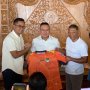 Wihadi Wiyanto bersama Eko Setyawan memperlihatkan jersey Persibo Bojonegoro dalam acara perkenalan Presiden Klub di kediaman Wihadi, Jumat (18/9/2026).