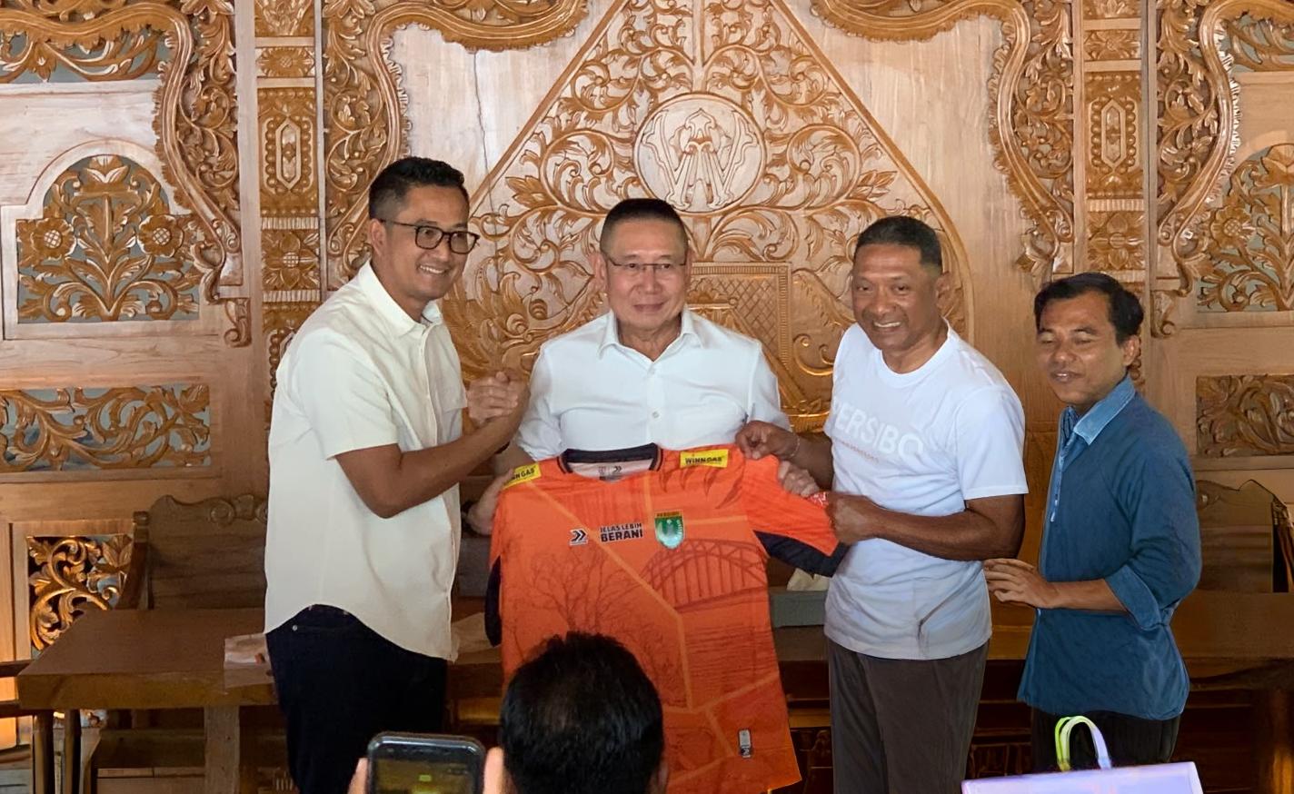 Wihadi Wiyanto bersama Eko Setyawan memperlihatkan jersey Persibo Bojonegoro dalam acara perkenalan Presiden Klub di kediaman Wihadi, Jumat (18/9/2026).