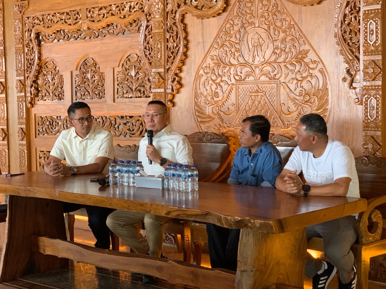 Presiden Klub Persibo Bojonegoro Wihadi Wiyanto menyampaikan sambutan usai diperkenalkan sebagai Presiden Persibo, Jumat (18/9/2026).
