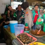 Kapolres Bojonegoro AKBP Yenni Diarty berbaur bersama pengemudi ojol saat makan siang bersama di Warung Ojol Kamtibmas, Jalan Pemuda Timur, Bojonegoro.