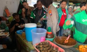 Kapolres Bojonegoro AKBP Yenni Diarty berbaur bersama pengemudi ojol saat makan siang bersama di Warung Ojol Kamtibmas, Jalan Pemuda Timur, Bojonegoro.
