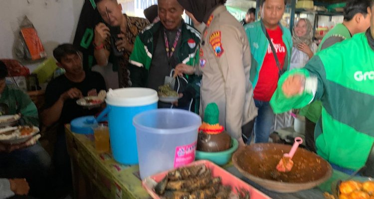 Kapolres Bojonegoro AKBP Yenni Diarty berbaur bersama pengemudi ojol saat makan siang bersama di Warung Ojol Kamtibmas, Jalan Pemuda Timur, Bojonegoro.