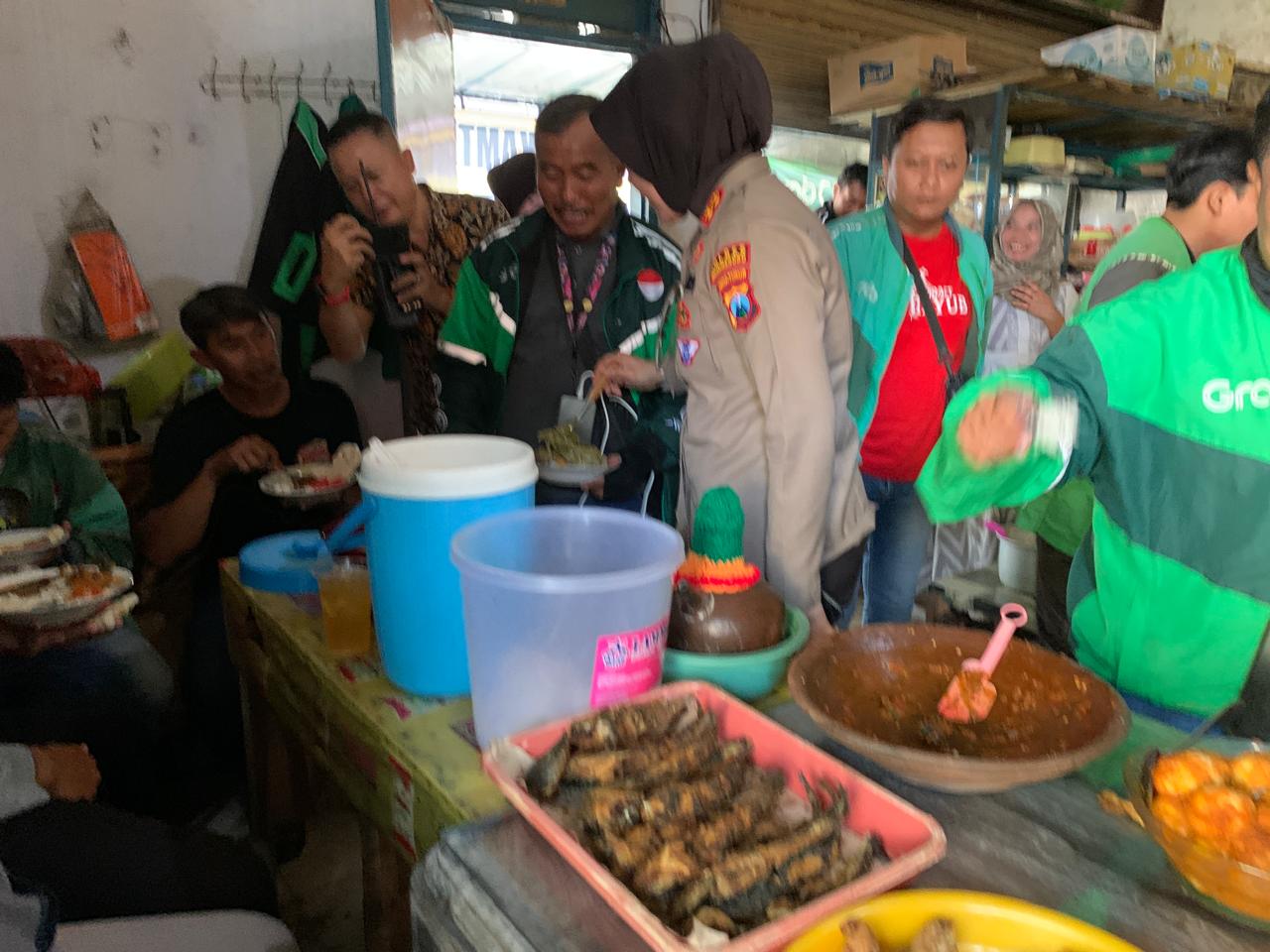 Kapolres Bojonegoro AKBP Yenni Diarty berbaur bersama pengemudi ojol saat makan siang bersama di Warung Ojol Kamtibmas, Jalan Pemuda Timur, Bojonegoro.
