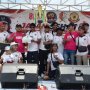 Penyerahan hadiah kepada peserta Ngablak Super League dalam rangkaian puncak kegiatan di Desa Ngablak.