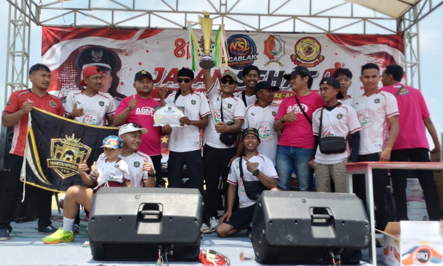 Penyerahan hadiah kepada peserta Ngablak Super League dalam rangkaian puncak kegiatan di Desa Ngablak.