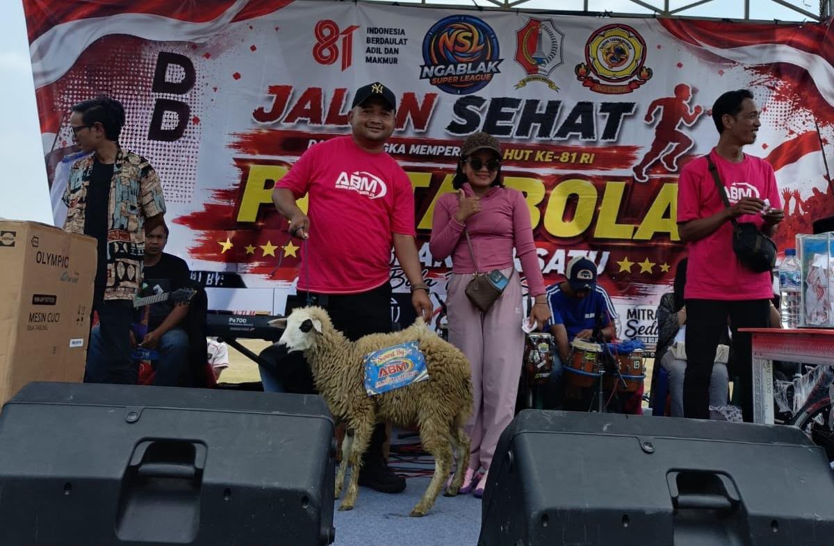 Ady Wijanarko dari CV Arjuna Bhakti Mulya (ABM) turut memberikan dukungan hadiah dalam kegiatan Ngablak Super League.