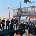 Ketua SH Terate Cabang Bojonegoro Pusat Madiun Wahyu Subakdiono bersama Bupati Bojonegoro Setyo Wahono, Wakil Bupati Nurul Azizah, Wakapolres Bojonegoro Kompol Ferry Dharmawan, serta anggota DPRD Bojonegoro Sukur Priyanto, Sally Atyasasmi, dan Didik Trisetiyo Purnomo saat memberikan sambutan sebelum memberangkatkan peserta Jalan Sehat HUT ke-104 SH Terate di Bojonegoro.