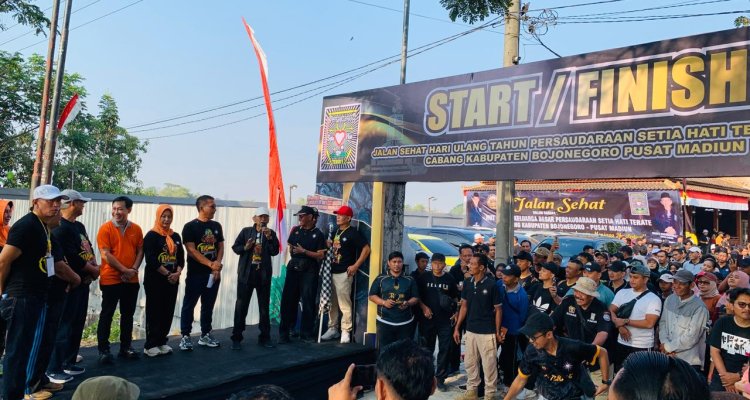 Ketua SH Terate Cabang Bojonegoro Pusat Madiun Wahyu Subakdiono bersama Bupati Bojonegoro Setyo Wahono, Wakil Bupati Nurul Azizah, Wakapolres Bojonegoro Kompol Ferry Dharmawan, serta anggota DPRD Bojonegoro Sukur Priyanto, Sally Atyasasmi, dan Didik Trisetiyo Purnomo saat memberikan sambutan sebelum memberangkatkan peserta Jalan Sehat HUT ke-104 SH Terate di Bojonegoro.