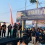 Ketua SH Terate Cabang Bojonegoro Pusat Madiun Wahyu Subakdiono bersama Bupati Bojonegoro Setyo Wahono, Wakil Bupati Nurul Azizah, Wakapolres Bojonegoro Kompol Ferry Dharmawan, serta anggota DPRD Bojonegoro Sukur Priyanto, Sally Atyasasmi, dan Didik Trisetiyo Purnomo saat memberikan sambutan sebelum memberangkatkan peserta Jalan Sehat HUT ke-104 SH Terate di Bojonegoro.