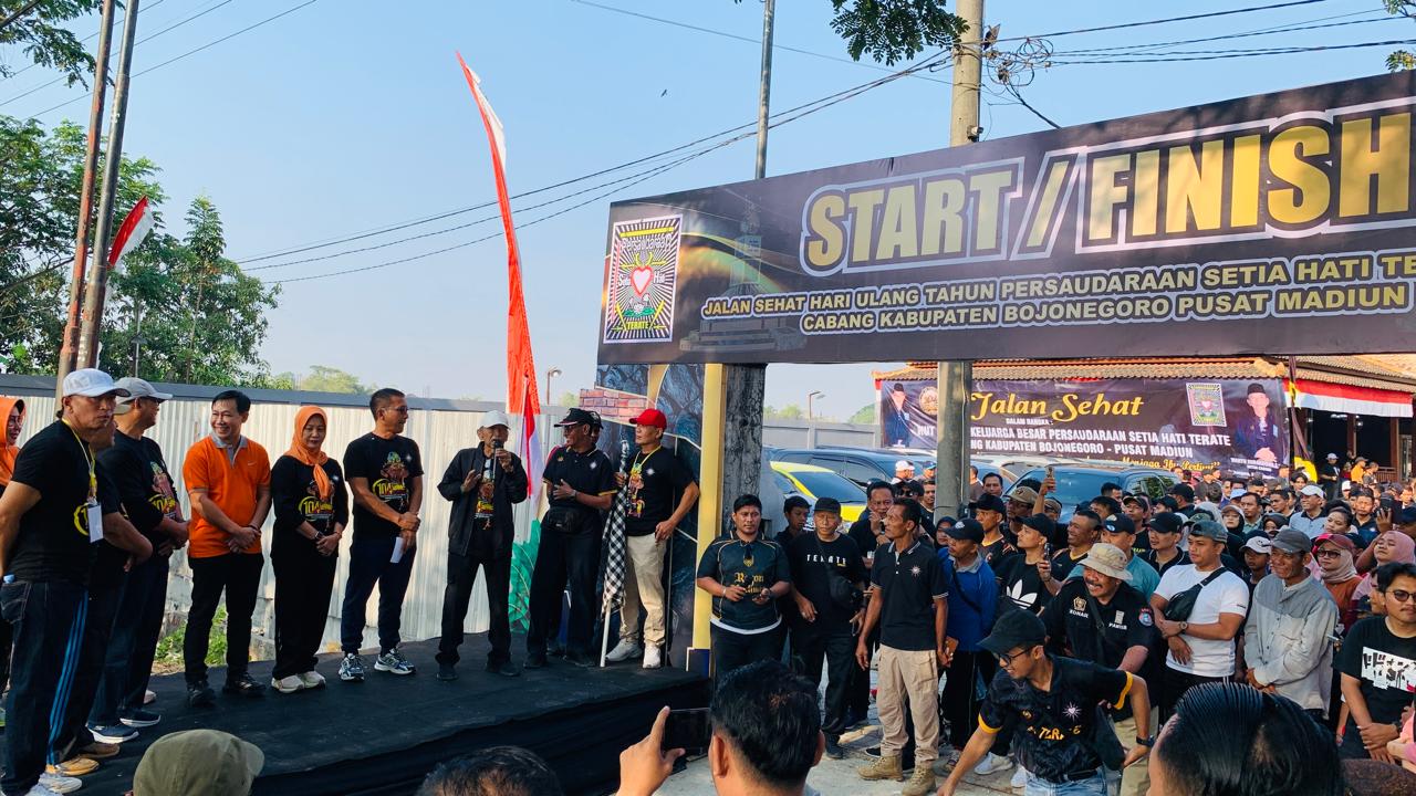Ketua SH Terate Cabang Bojonegoro Pusat Madiun Wahyu Subakdiono bersama Bupati Bojonegoro Setyo Wahono, Wakil Bupati Nurul Azizah, Wakapolres Bojonegoro Kompol Ferry Dharmawan, serta anggota DPRD Bojonegoro Sukur Priyanto, Sally Atyasasmi, dan Didik Trisetiyo Purnomo saat memberikan sambutan sebelum memberangkatkan peserta Jalan Sehat HUT ke-104 SH Terate di Bojonegoro.