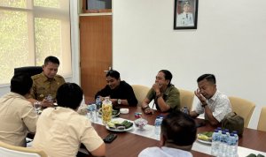 Jajaran pengurus SMSI Bojonegoro saat audiensi bersama Bupati Bojonegoro Setyo Wahono dalam rangka memperkuat kolaborasi antara perusahaan media dan Pemerintah Kabupaten Bojonegoro.
