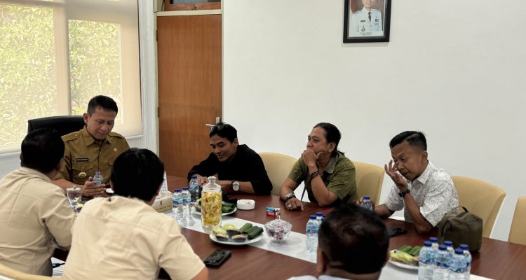 Jajaran pengurus SMSI Bojonegoro saat audiensi bersama Bupati Bojonegoro Setyo Wahono dalam rangka memperkuat kolaborasi antara perusahaan media dan Pemerintah Kabupaten Bojonegoro.