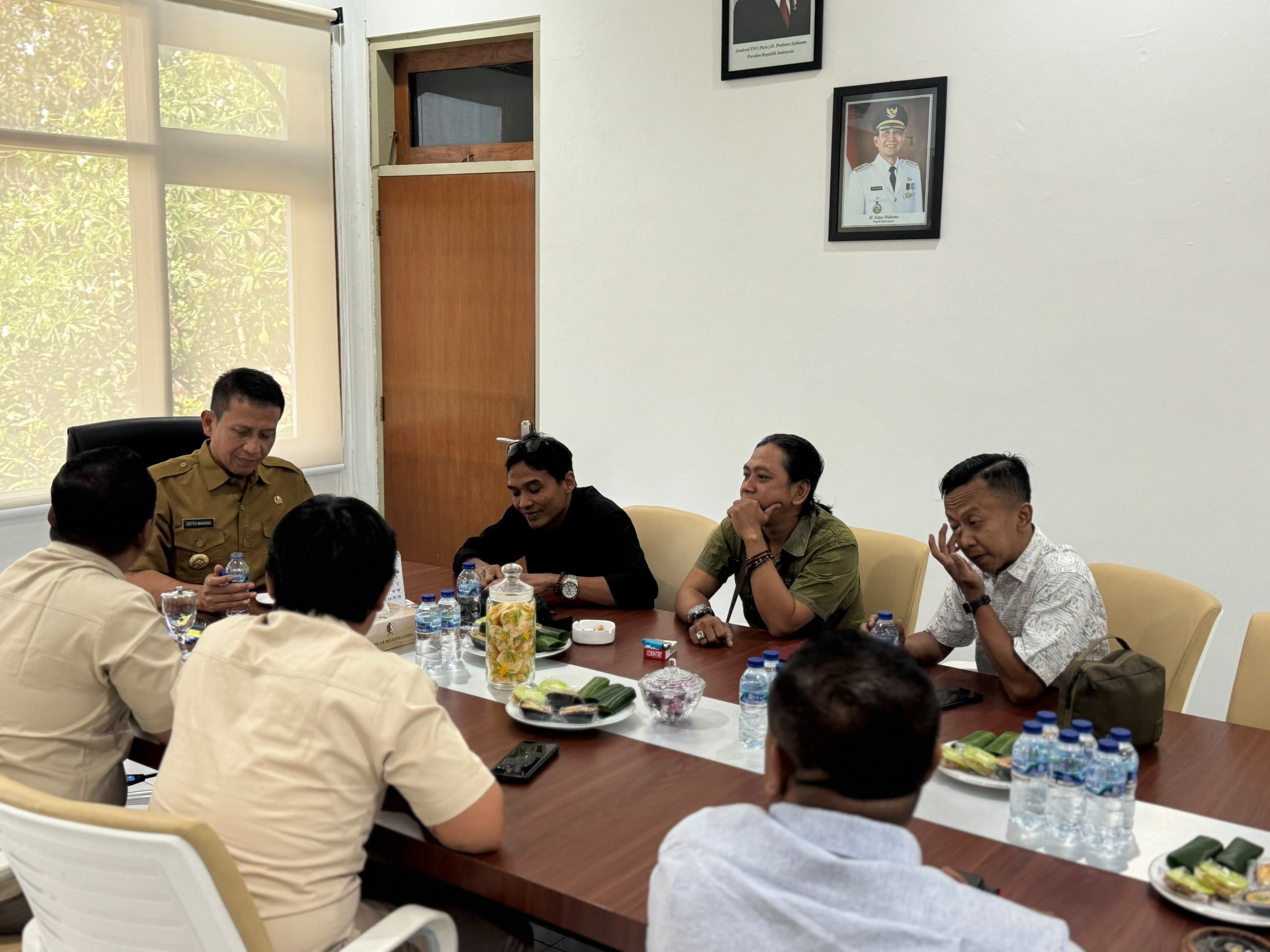 Jajaran pengurus SMSI Bojonegoro saat audiensi bersama Bupati Bojonegoro Setyo Wahono dalam rangka memperkuat kolaborasi antara perusahaan media dan Pemerintah Kabupaten Bojonegoro.