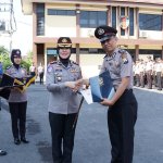Kapolres Bojonegoro AKBP Yenni Diarty memberikan penghargaan kepada personel berprestasi dalam respons layanan Call Center 110.
