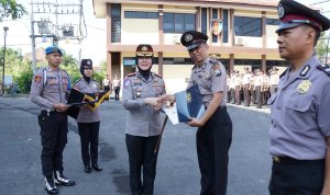 IMG-20260922-WA0002 Kapolres Bojonegoro AKBP Yenni Diarty memberikan penghargaan kepada personel berprestasi dalam respons layanan Call Center 110.