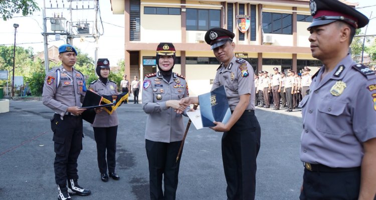 Kapolres Bojonegoro AKBP Yenni Diarty memberikan penghargaan kepada personel berprestasi dalam respons layanan Call Center 110.
