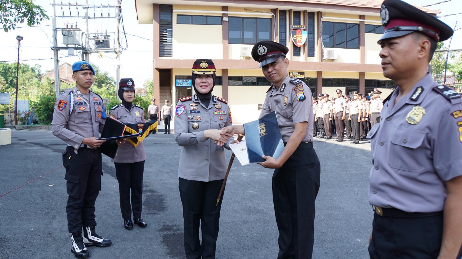 Kapolres Bojonegoro AKBP Yenni Diarty memberikan penghargaan kepada personel berprestasi dalam respons layanan Call Center 110.