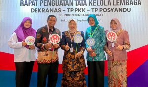 Ketua TP PKK sekaligus Ketua Dekranasda Kabupaten Bojonegoro Cantika Wahono bersama Kepala Dinperinaker Bojonegoro Mahmudi saat menghadiri Rapat Penguatan Tata Kelola Dekranas, TP PKK dan Tim Pembina Posyandu se-Indonesia Bagian Barat di Hotel Bidakara, Jakarta Selatan, Senin (21/9/2026). (Dok. Istimewa)