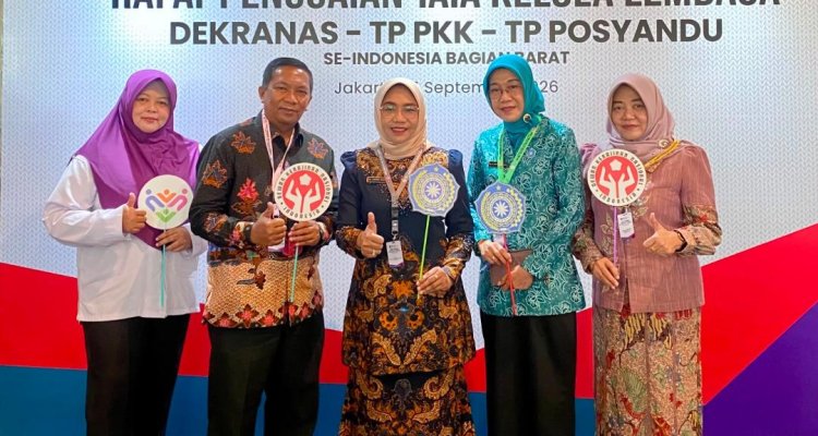 Ketua TP PKK sekaligus Ketua Dekranasda Kabupaten Bojonegoro Cantika Wahono bersama Kepala Dinperinaker Bojonegoro Mahmudi saat menghadiri Rapat Penguatan Tata Kelola Dekranas, TP PKK dan Tim Pembina Posyandu se-Indonesia Bagian Barat di Hotel Bidakara, Jakarta Selatan, Senin (21/9/2026). (Dok. Istimewa)