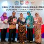 Ketua TP PKK sekaligus Ketua Dekranasda Kabupaten Bojonegoro Cantika Wahono bersama Kepala Dinperinaker Bojonegoro Mahmudi saat menghadiri Rapat Penguatan Tata Kelola Dekranas, TP PKK dan Tim Pembina Posyandu se-Indonesia Bagian Barat di Hotel Bidakara, Jakarta Selatan, Senin (21/9/2026). (Dok. Istimewa)