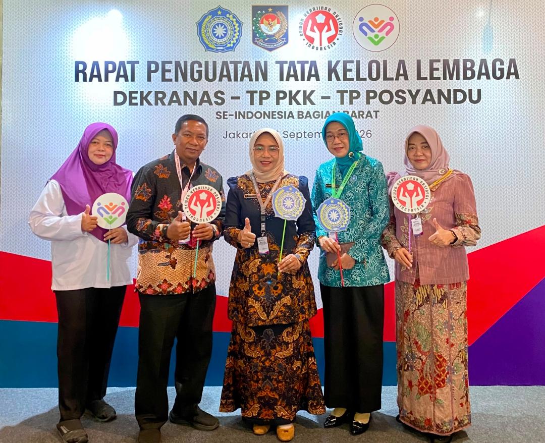 Ketua TP PKK sekaligus Ketua Dekranasda Kabupaten Bojonegoro Cantika Wahono bersama Kepala Dinperinaker Bojonegoro Mahmudi saat menghadiri Rapat Penguatan Tata Kelola Dekranas, TP PKK dan Tim Pembina Posyandu se-Indonesia Bagian Barat di Hotel Bidakara, Jakarta Selatan, Senin (21/9/2026). (Dok. Istimewa)