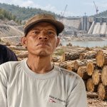 Suginanto, warga Desa Nganti, Kecamatan Ngraho, Bojonegoro, dalam perkara dugaan pengambilan dua potong kayu jati. Di sisi lain, polemik ribuan pohon jati dalam pembangunan Bendungan Karangnongko turut menjadi perhatian publik.