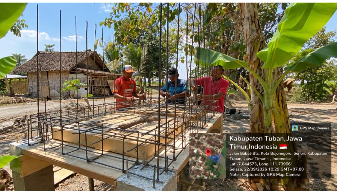 Proses pembangunan konstruksi tandon (toren) air sebagai bagian dari fasilitas pendukung sumur bor di Dusun Wadung, Desa Sidoharjo, Kecamatan Senori, Kabupaten Tuban.