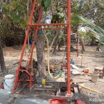 Proses pengeboran sumur untuk menyediakan sumber air bersih bagi masyarakat Dusun Wadung, Desa Sidoharjo, Kecamatan Senori, Kabupaten Tuban.