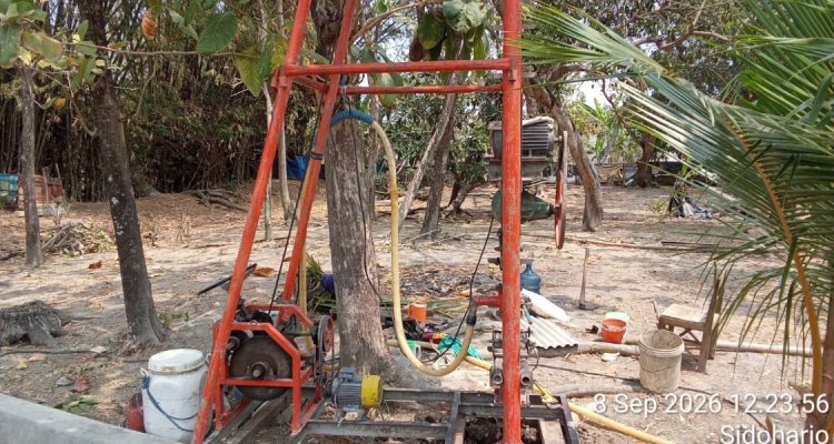 Proses pengeboran sumur untuk menyediakan sumber air bersih bagi masyarakat Dusun Wadung, Desa Sidoharjo, Kecamatan Senori, Kabupaten Tuban.