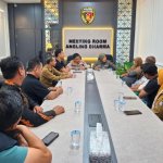 Proses mediasi penyelesaian perkara Suginanto melalui mekanisme restorative justice di Meeting Room Angling Dharma, Mapolres Bojonegoro.