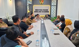 Proses mediasi penyelesaian perkara Suginanto melalui mekanisme restorative justice di Meeting Room Angling Dharma, Mapolres Bojonegoro.