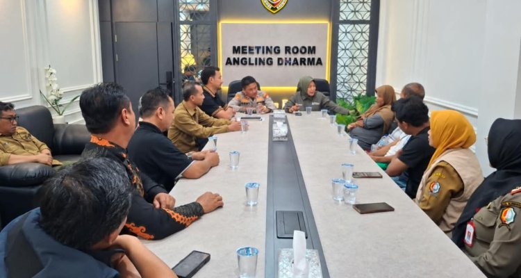 Proses mediasi penyelesaian perkara Suginanto melalui mekanisme restorative justice di Meeting Room Angling Dharma, Mapolres Bojonegoro.