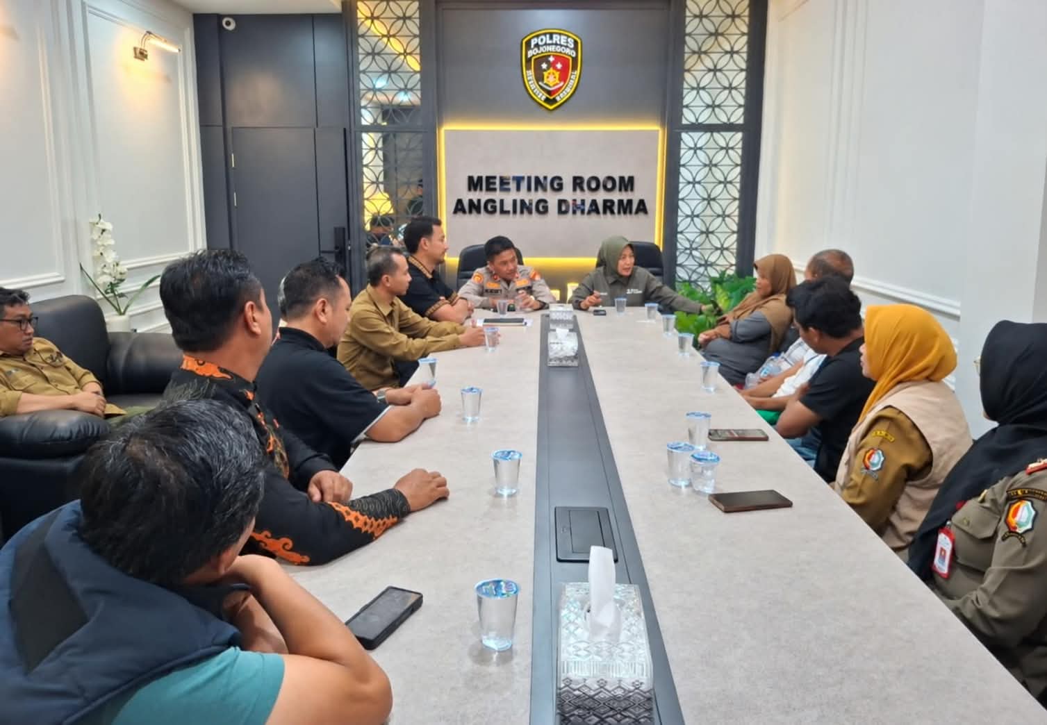 Proses mediasi penyelesaian perkara Suginanto melalui mekanisme restorative justice di Meeting Room Angling Dharma, Mapolres Bojonegoro.