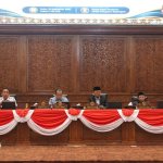 Suasana Rapat Paripurna DPRD Bojonegoro. Anggota DPRD Bojonegoro Didik Trisetyo Purnomo menyerahkan berkas kepada Bupati Bojonegoro Setyo Wahono dalam rapat paripurna, Rabu (23/9/2026).